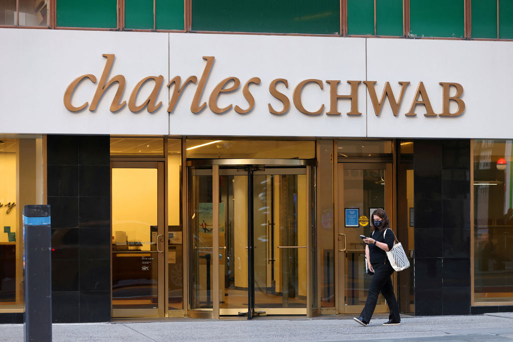 Is Schwab A Good Stock To Buy Now? 