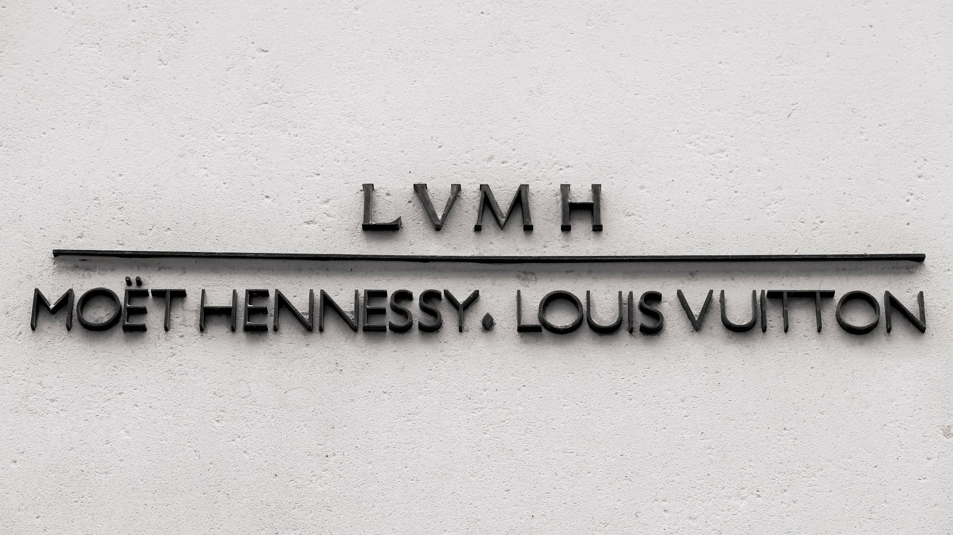 LVMH Surpasses $500 Billion Market Value Milestone, Bolstered by Booming Luxury Goods Sales in China