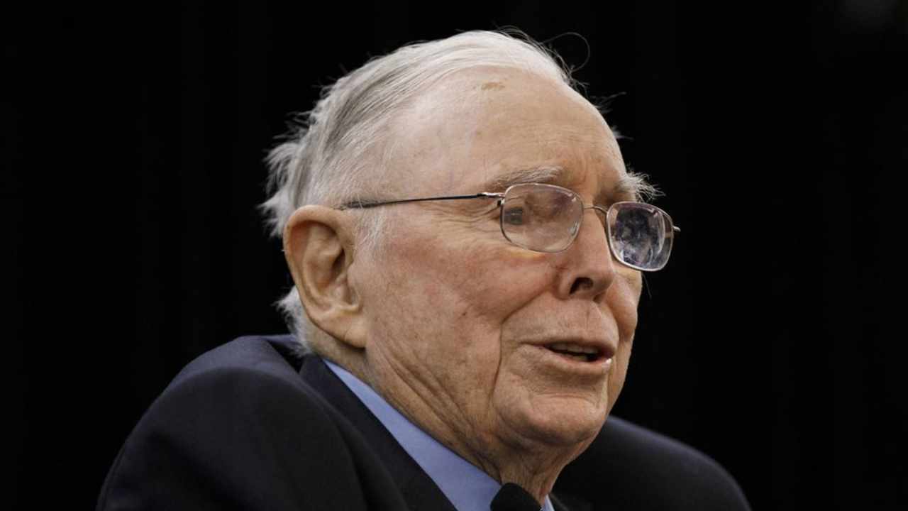 Munger Warns of Risks in Commercial Property Market, Urges Caution