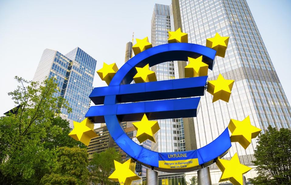 Central Bank Policy Decisions and Economic Data Hold Key to Euro-Dollar Exchange Rate Dynamics